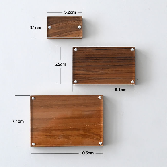 カードホルダーの寸法比較：Sは5.2×3.1cm、Mは9.1×5.5cm、Lは10.5×7.4cm
