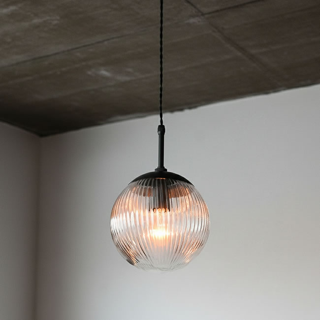  
天井から吊るされたブラックカラーのペンダントライト 