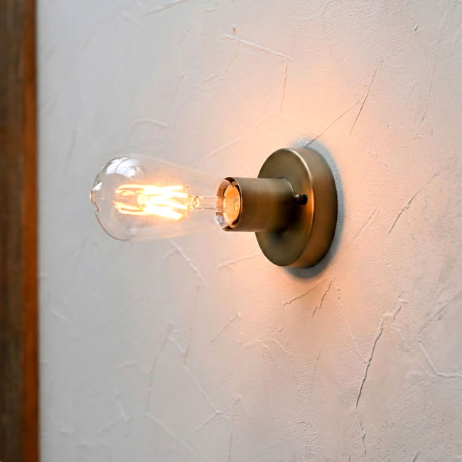  
ブロンズカラーのシンプルな壁付けブラケットライト 点灯イメージ 