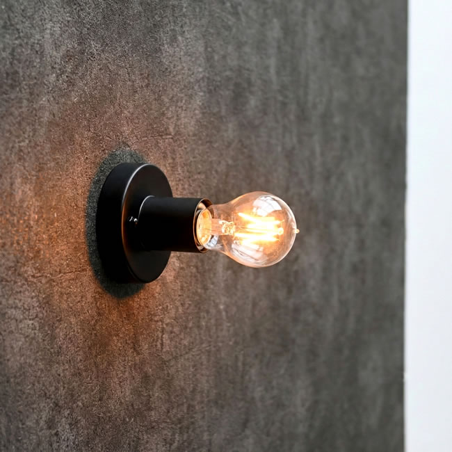  
ブラックカラーのミニマルな壁付け照明 コンクリート壁に設置 