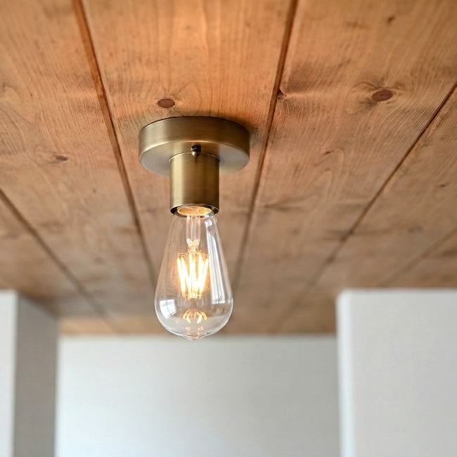  
ブロンズの天井付けシーリングライト 木天井への設置例 
