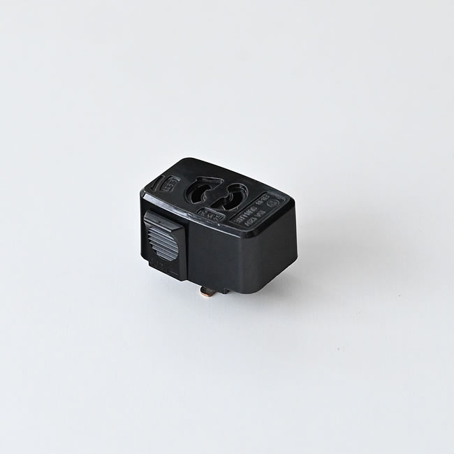 ライティングレール用 コンセントプラグの黒い本体全体