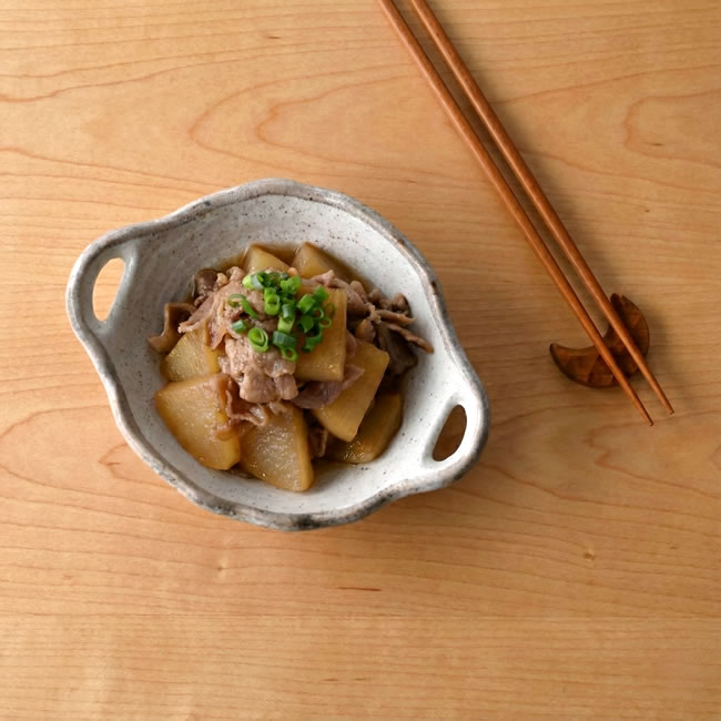  
白唐津 両手付鉢に煮物を盛り付けた和食の使用例 