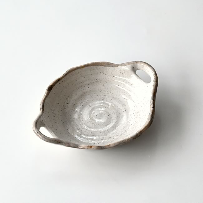  
白唐津 両手付鉢の釉薬と縁部分のアップ 