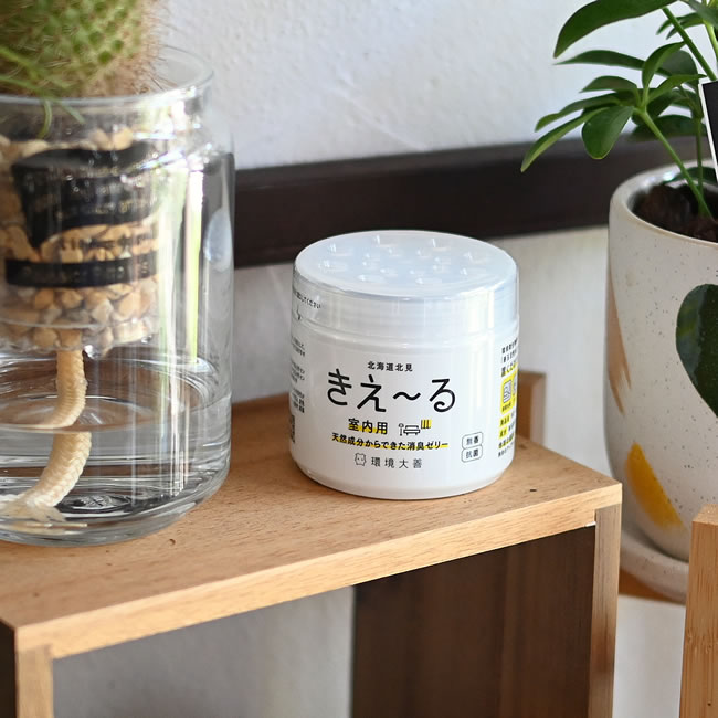 木製棚の上に置いた「きえ〜る 室内用 ゼリータイプ」140g