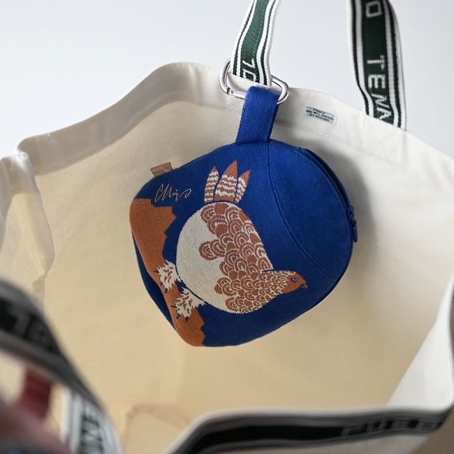  
moritaMiW 鳥柄マチ付きポーチ トートバッグに吊り下げた使用シーン 