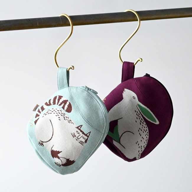  
moritaMiW 動物柄マチ付きポーチ フックに掛けたディスプレイイメージ 