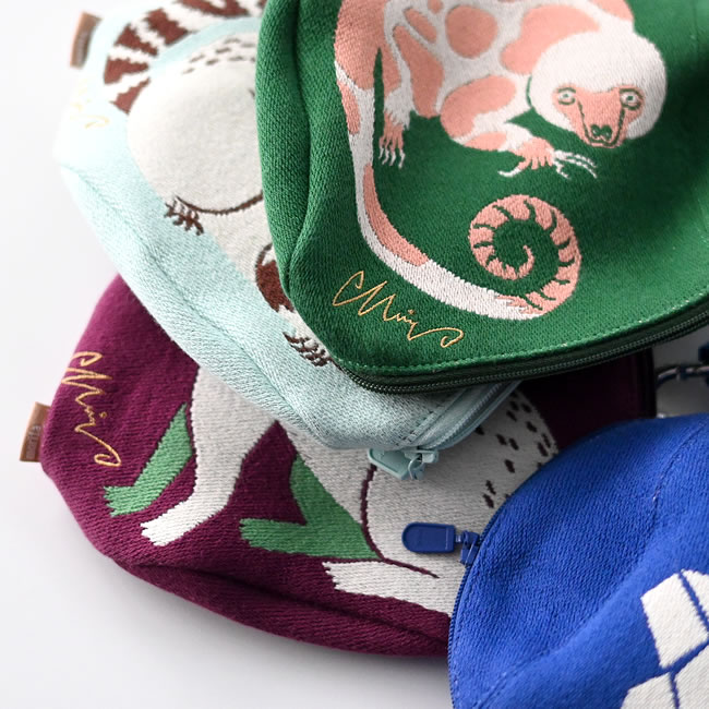  
moritaMiW ポーチ 生地アップ 不思議なイラストとファスナー部分のディテール 