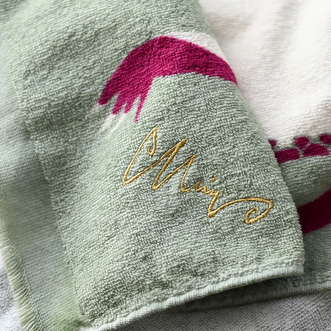 タオルの端に施されたmorita MiWの金色刺繍