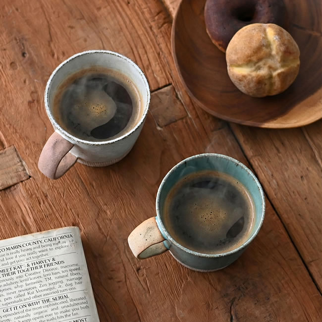  
コーヒーを注いだ陶器マグを上から見た様子 