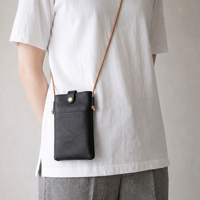 ブラック レザーモバイルポシェット 着用