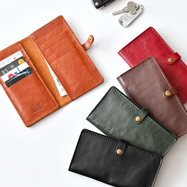  
手帳型カードケース／キャメルを中心に5色展開のラインナップ 