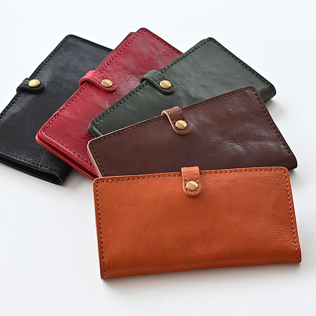  
本革の質感や金具ディテールをクローズアップした画像 