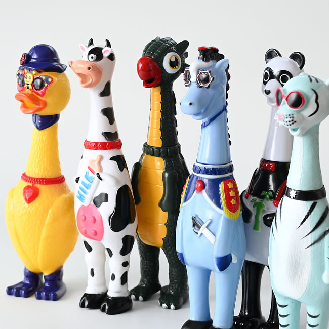 カラフルでユニークな表情のアニマルたちを斜めから写したスクイーズアニマル