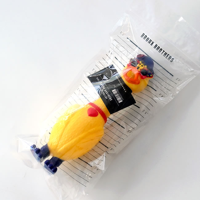 パッケージに入った黄色いアヒルモチーフのスクイーズアニマル