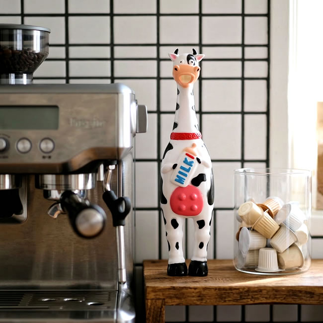 コーヒーマシン横に飾られたウシモチーフのスクイーズアニマル