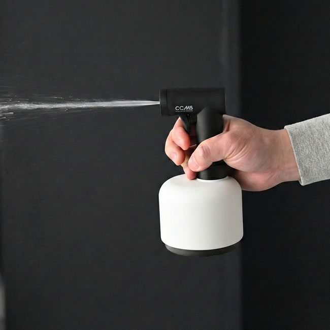  
細かな霧が広がるミストモードの観葉植物用スプレー使用イメージ 