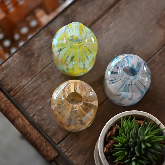 上から見た3色のガラスベースと木製テーブル
