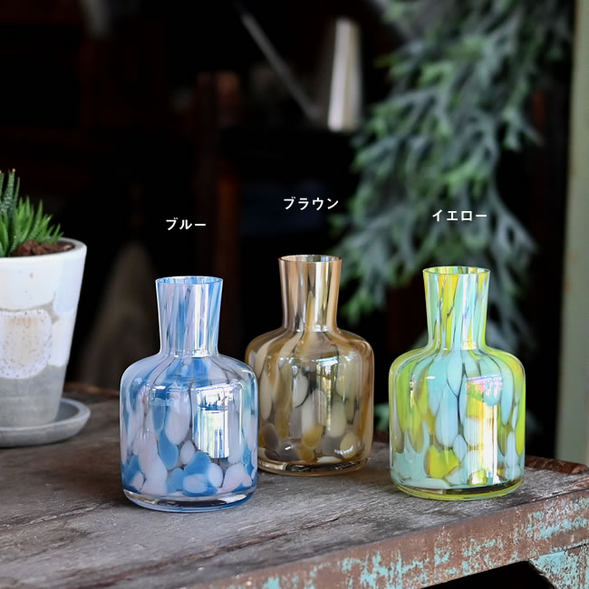 ナチュラルな空間に並ぶ3色のガラスベース