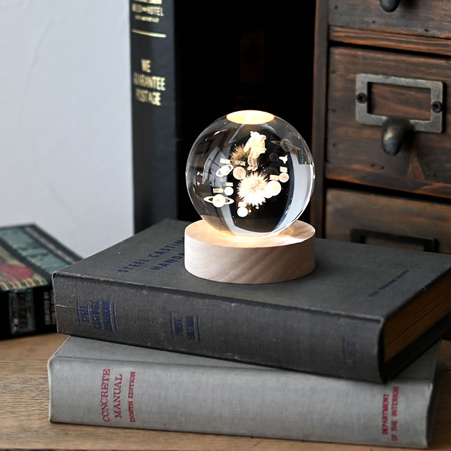 GALAXY LED GLOBE 木製LEDスタンドとクリスタルボールの卓上イメージ
