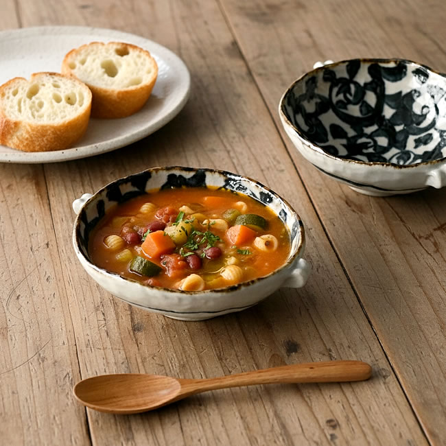  
唐草模様の小鉢にスープを盛り付けたテーブルコーディネート 