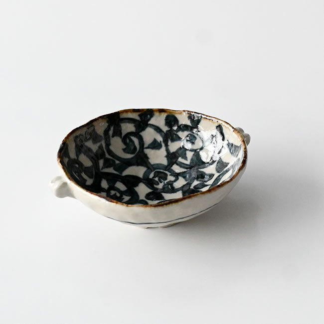  
白地に黒のたこ唐草が描かれた小鉢を斜めから見た写真 