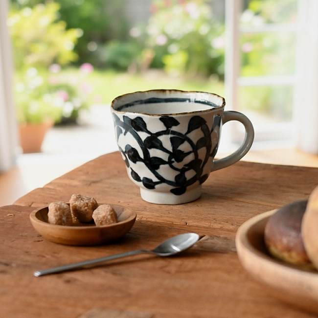  
たこ唐草模様の手描きマグカップを木のテーブルで楽しむシーン 