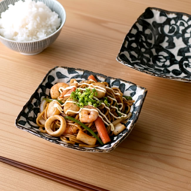  
唐草模様の角鉢に盛り付けた焼きそばとごはん 