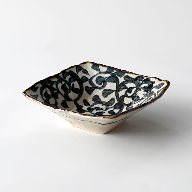  
唐草模様の角鉢の斜めアングル 