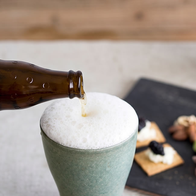 淡青磁の信楽焼ビアカップにビールを注ぐ様子