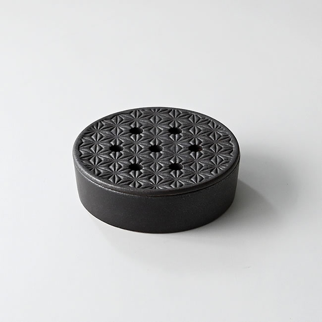 麻の葉模様の蓋が付いた黒い信楽焼の蚊遣り器