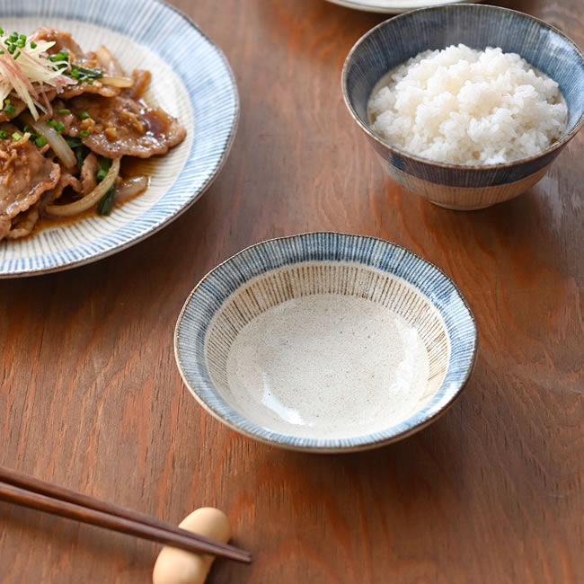 藍と茶の十草模様の中鉢と食卓の様子