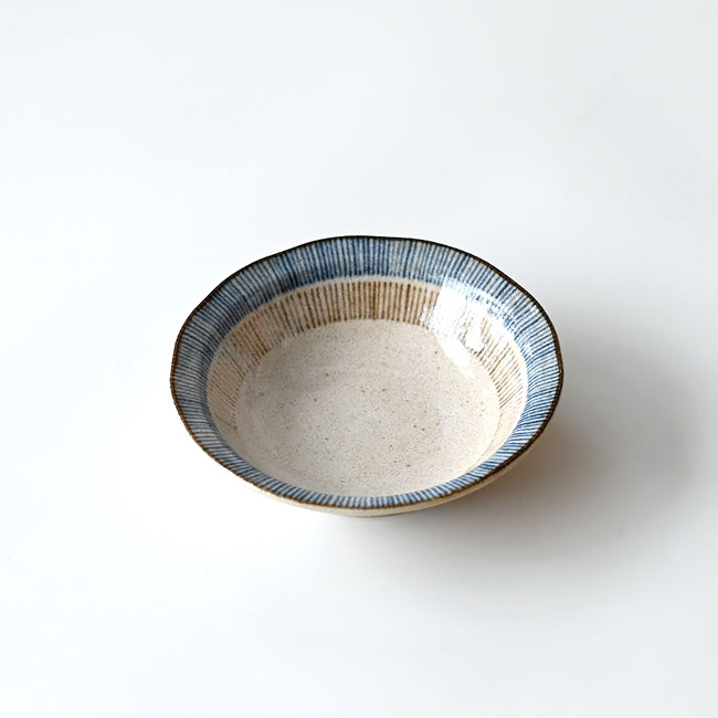 シンプルな背景での中鉢単体