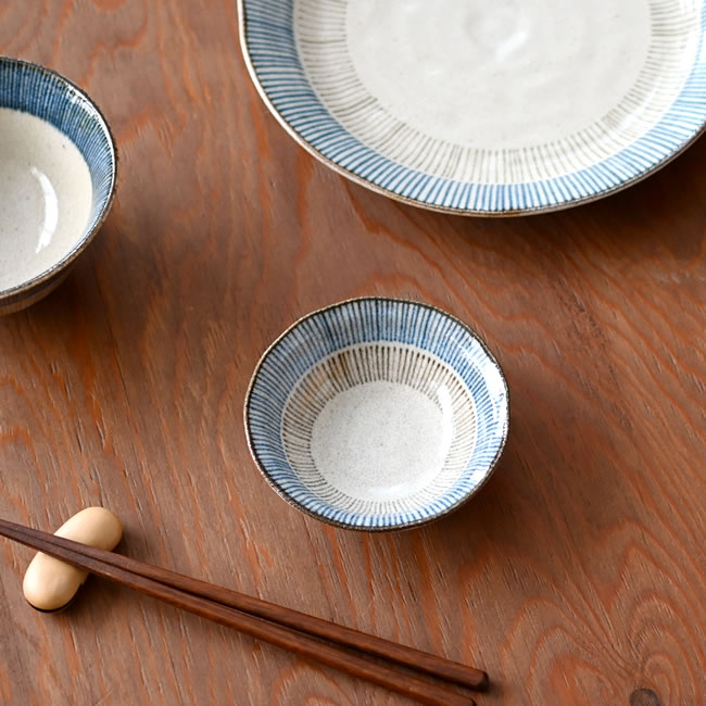 藍と茶の十草模様の小鉢が食卓に並ぶ様子