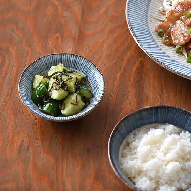 和え物を盛り付けた小鉢と食卓の風景