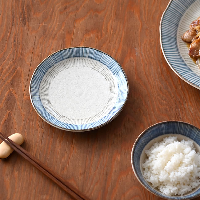 藍と茶の十草模様の取皿と食卓の風景