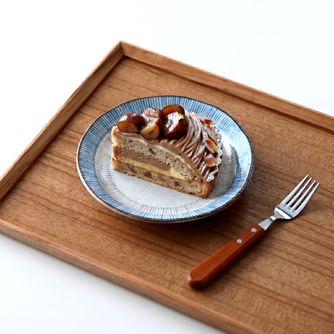 ケーキをのせた藍茶十草の取皿