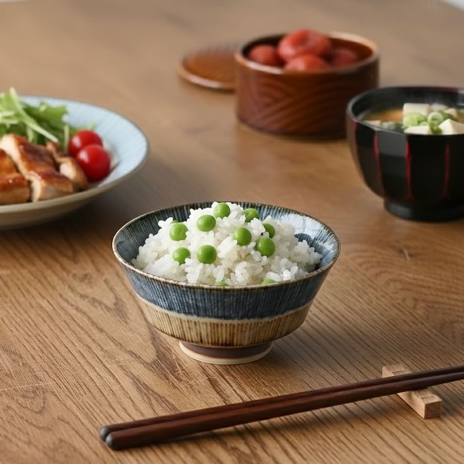  
藍茶十草柄の飯碗に盛り付けた豆ごはんのある和食の食卓風景 