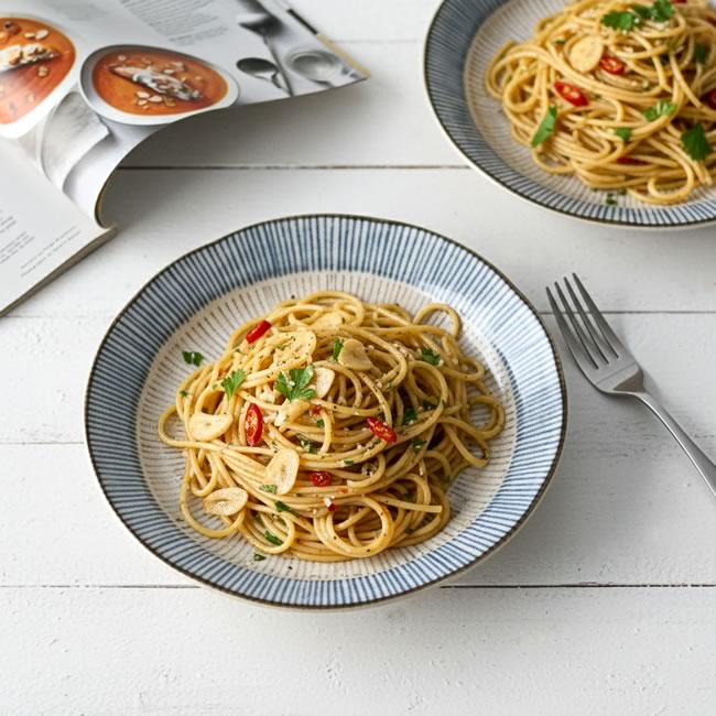  
藍茶十草の大皿に盛り付けた和風パスタのテーブルコーディネート 