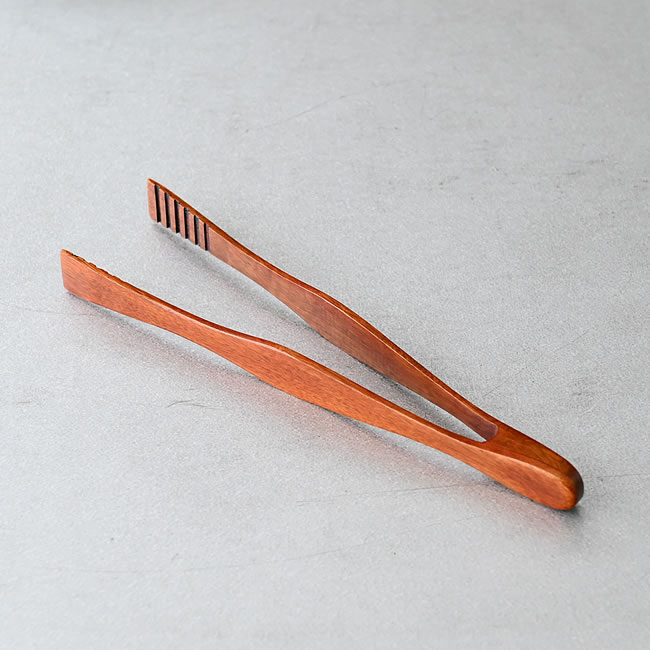 天然木のWOOD トングを開いた状態の全体像