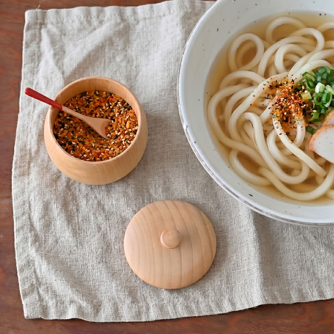 うどんと薬味入れ、木製容器に入った七味の使用イメージ