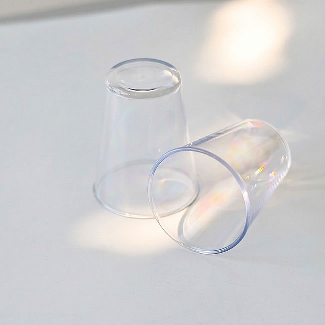 光を受けて並ぶ透明な壊れないグラス2個