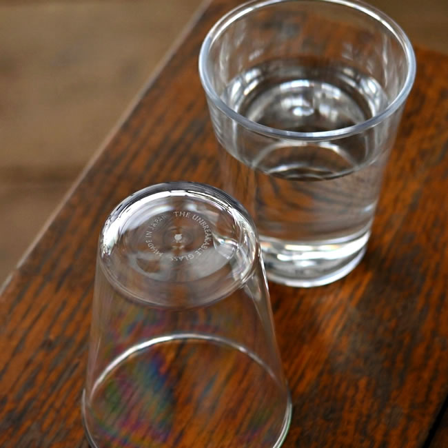 木のテーブルに置かれたグラス底面と使用イメージ