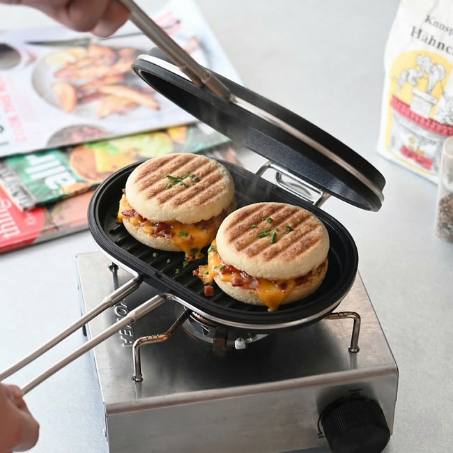 家事問屋のパニーニパンでイングリッシュマフィンを香ばしく焼いている様子