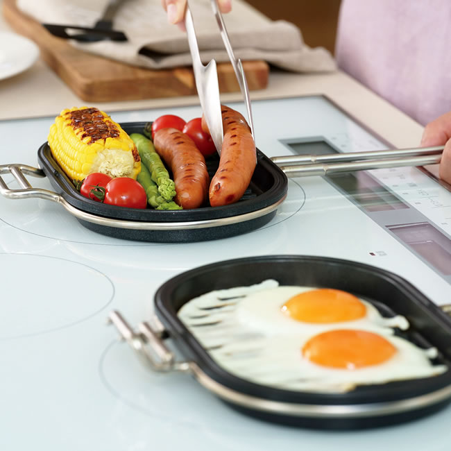 家事問屋パニーニパンを分けてソーセージや目玉焼きを焼いている様子