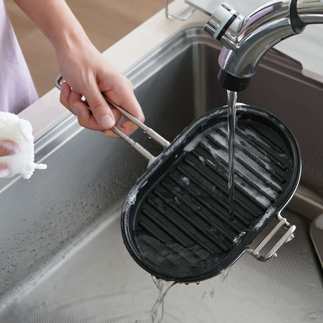 家事問屋パニーニパンをシンクで洗っているお手入れ風景