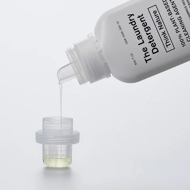THE 洗濯洗剤をキャップに注ぐ様子