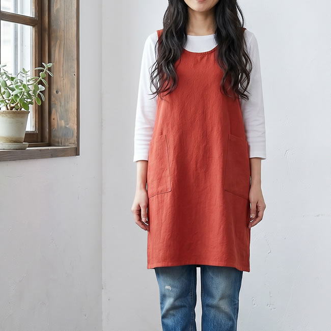 クロスオーバーデザインのコットンエプロン着用イメージ（レッド）