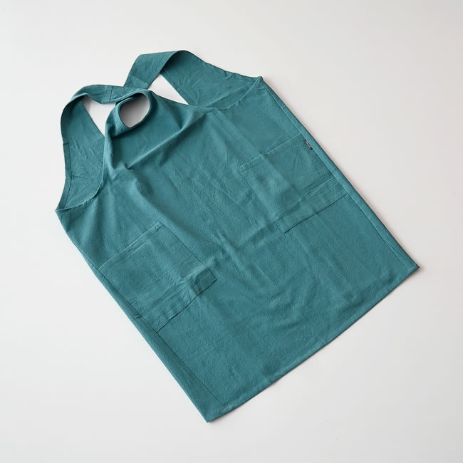 ウォッシュドコットン素材のエプロン平置き（グリーン）