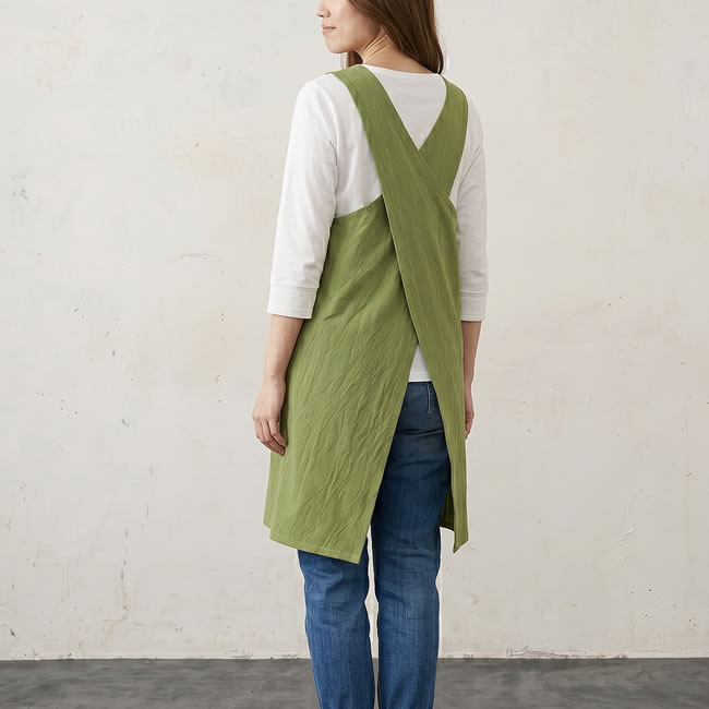 背中で交差するクロスオーバー仕様の後ろ姿（グリーン）